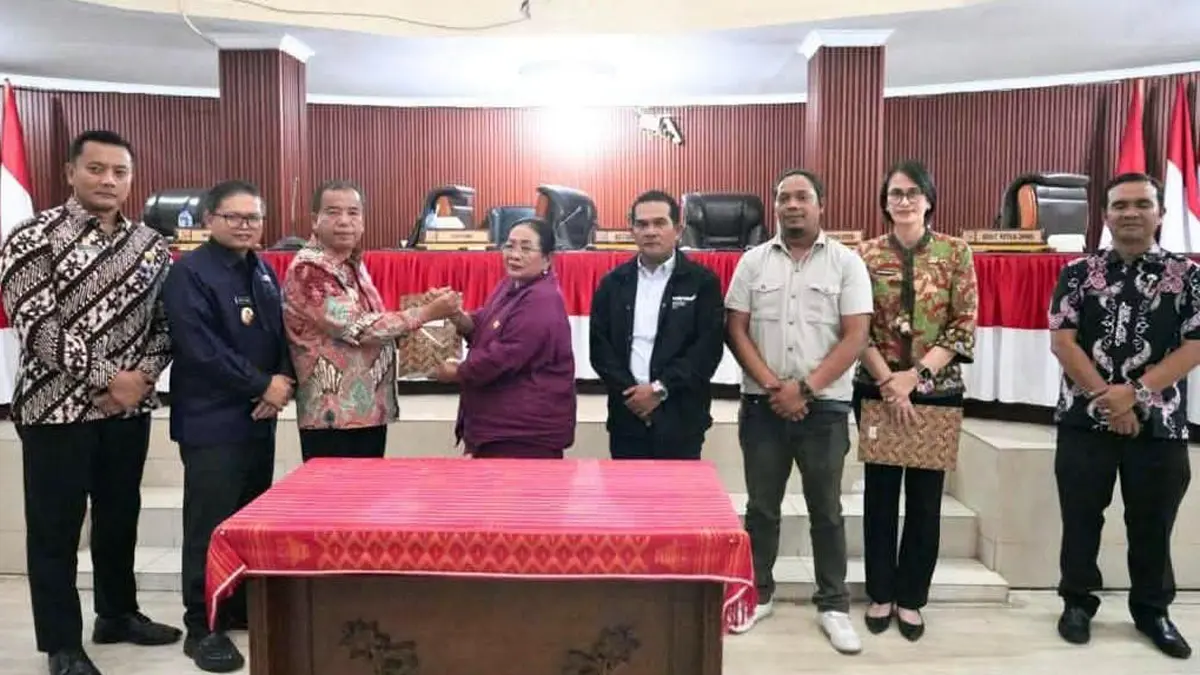 Bupati Karo Antonius Ginting menyampaikan sambutan dalam Rapat Paripurna DPRD Kabupaten Karo usai persetujuan bersama Ranperda Pertanggungjawaban Pelaksanaan APBD Tahun Anggaran 2025 yang dihadiri Wakil Bupati, Sekda, pimpinan DPRD, dan jajaran OPD.