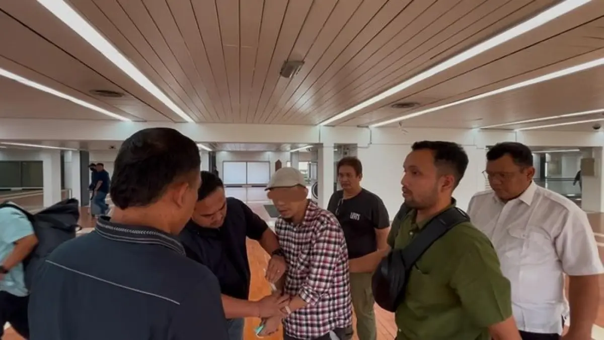 Jaksa eksekutor Kejari Pematangsiantar mengeksekusi terpidana Mangara Tua Siahaan usai ditangkap di Bandara Soekarno-Hatta setelah buron sejak 2019.
