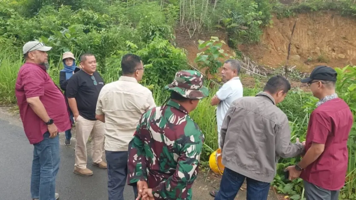 Kadis Perkim Tapteng bersama Kadis Perkim Sumut dan Asisten I Setda Sumut meninjau lokasi yang diusulkan sebagai lahan pembangunan hunian tetap (Huntap).