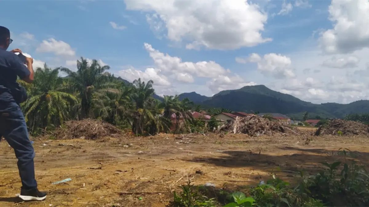 Objek tanah yang berada di lingkungan Sumber Beji, Kelurahan Padang Bulan Kecamatan Rantau Utara Kabupaten Labuhanbatu. (Foto: Budi)