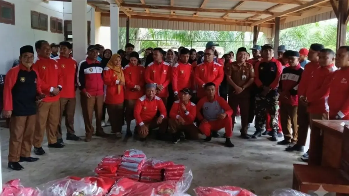Penyerahan baju latihan Paskibraka dan baju panitia peringatan HUT Kemerdekaan Republik Indonesia Kecamatan Sinunukan.