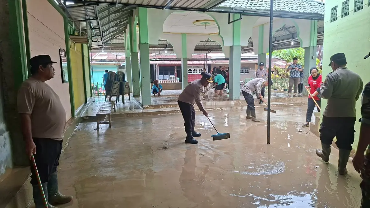 Petugas bersama warga mengevakuasi korban dan memantau banjir akibat luapan Sungai Sikam di Kecamatan Dolok Batu Nanggar, Kabupaten Simalungun.