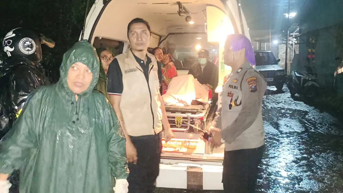 Petugas mengevakuasi korban yang tertimpa reruntuhan tembok Pondok Pesantren Darussalam di Kecamatan Siantar Martoba, Pematangsiantar.