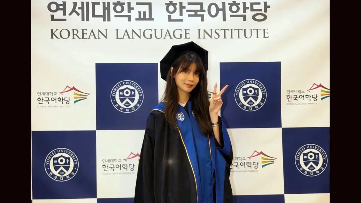 Sabrina Chairunnisa berpose mengenakan toga usai dinyatakan lulus dari Summer Special 2026 Program di Yonsei University, Korea Selatan.