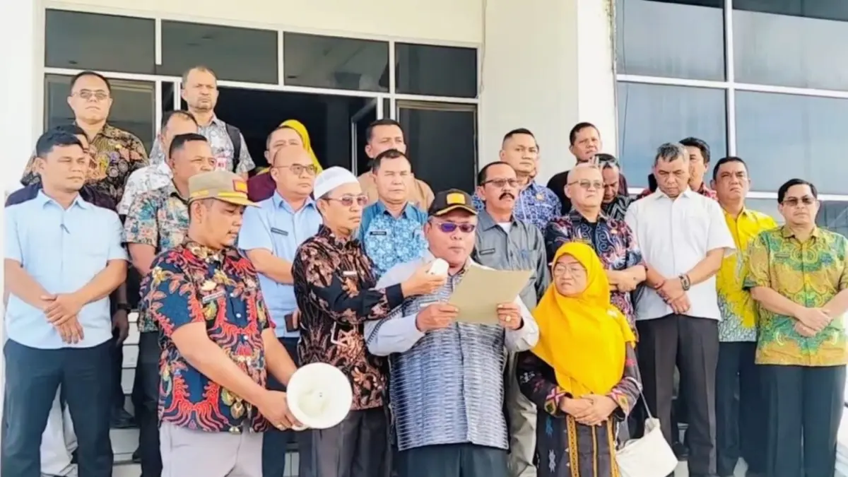 Sejumlah OPD Pemkab Tapanuli Tengah menyampaikan pernyataan sikap di tangga Kantor DPRD Tapteng sebelum rapat paripurna digelar.