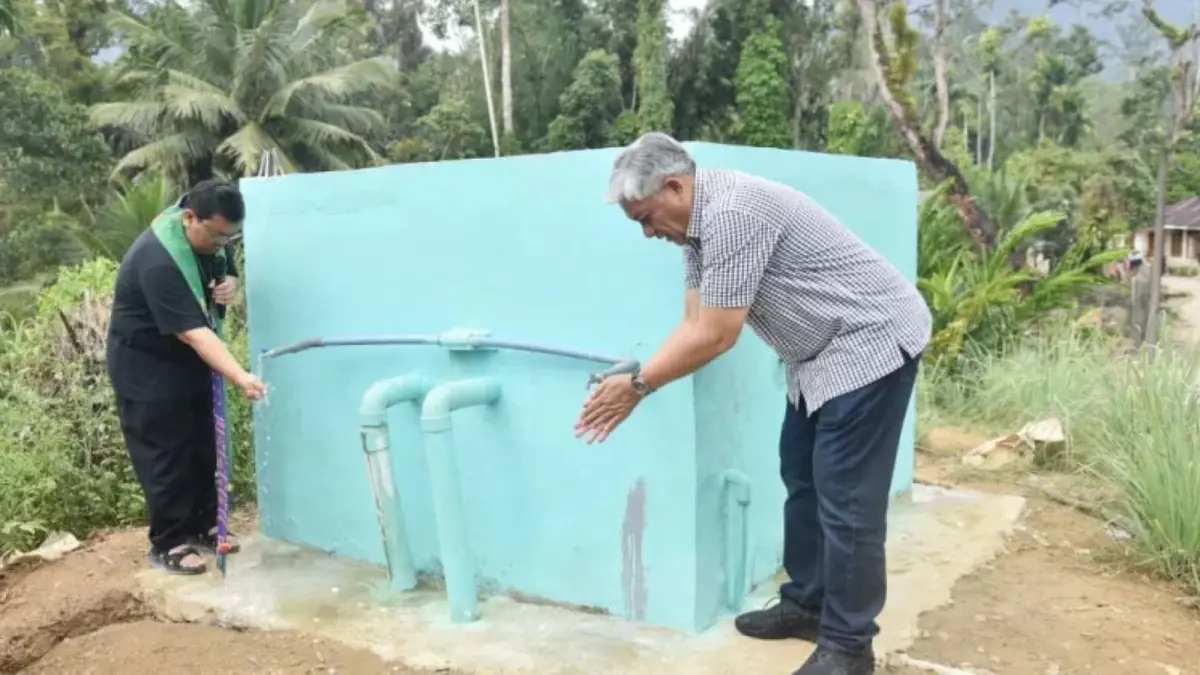 Sekdakab Tapanuli Tengah Binsar TH Sitanggang bersama Uskup Sibolga Mgr. Fransiskus Tuaman Sasfo Sinaga meresmikan pipanisasi air bersih di Lobu Singkam, Kecamatan Sitahuis.