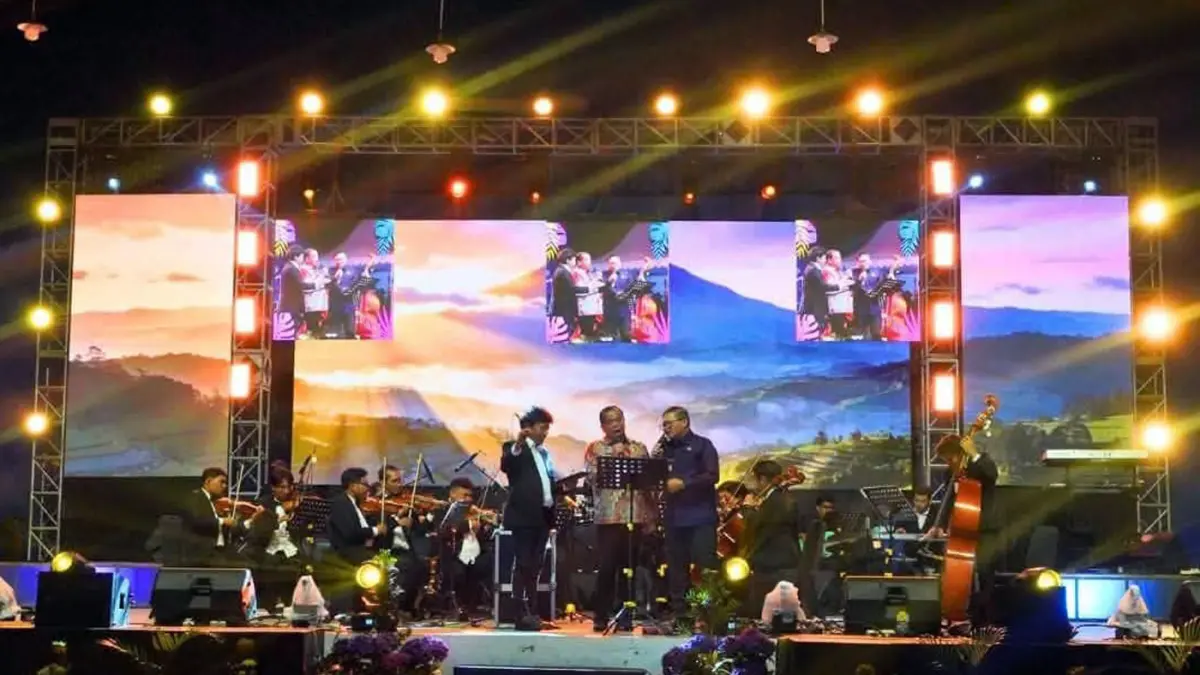 Bupati Karo Antonius Ginting dan Wakil Bupati Komando Tarigan menghadiri rangkaian hari kedua Festival Bunga dan Buah Karo 2026 di Open Stage Berastagi, bahkan turut menghibur masyarakat dengan membawakan lagu "Nangkih Deleng Sibayak" bersama Simalem Orchestra.