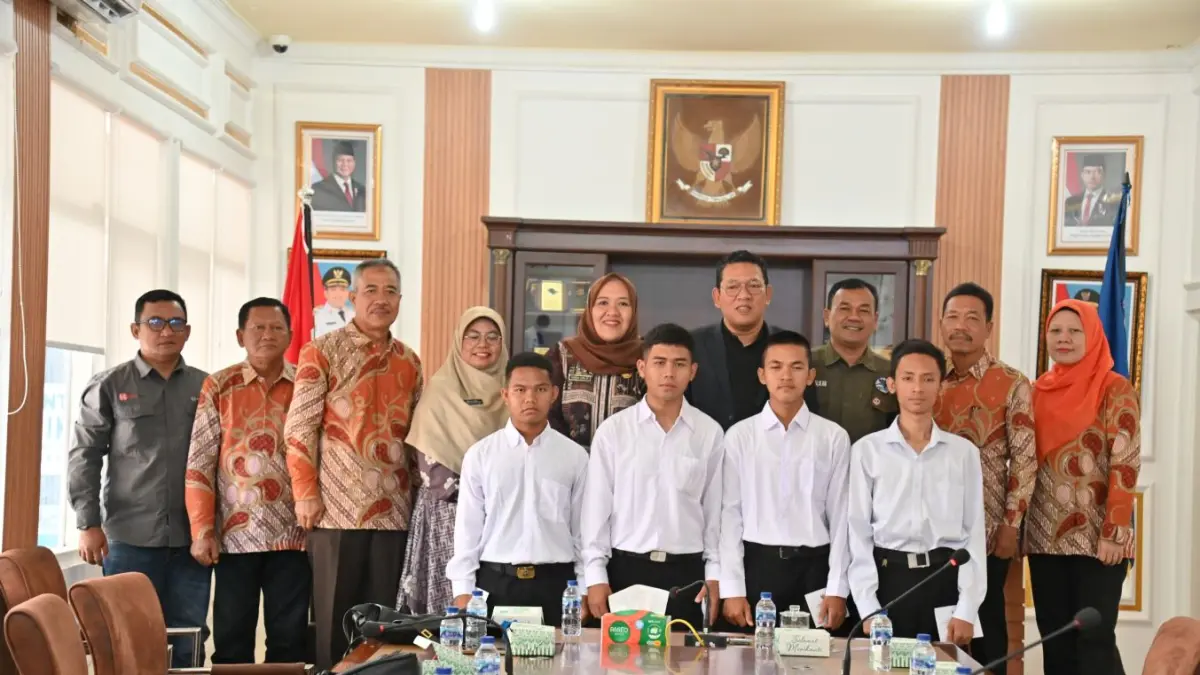 Wakil Wali Kota Sibolga Pantas Maruba Lumban Tobing bersama Kadisdikbud Rosidah Lubis dan Dewan Pendidikan melepas empat calon taruna Politeknik Kelautan dan Perikanan Dumai.
