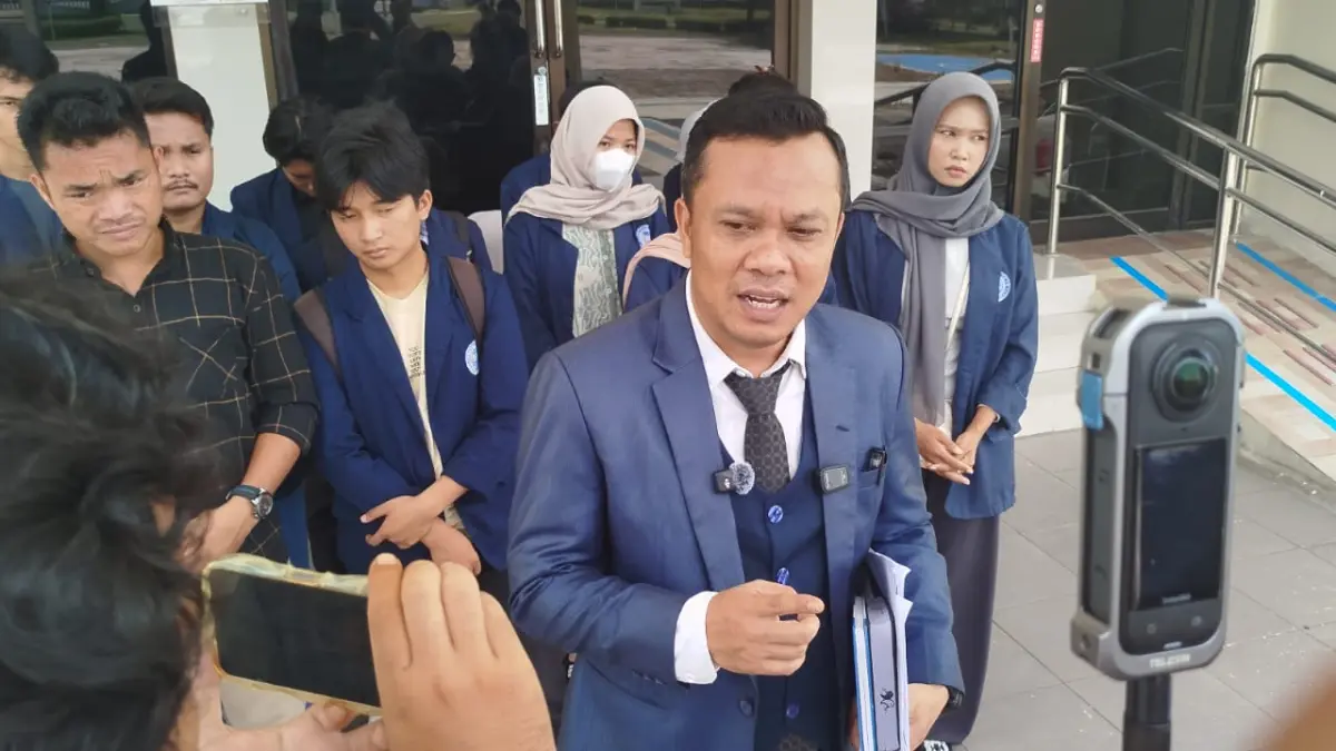 Kuasa hukum Bripka Yasil Mukhtadi Lubis, Halomoan Panjaitan, memberikan keterangan pers usai mengikuti sidang praperadilan dengan agenda penyampaian kesimpulan di Pengadilan Negeri Rantauprapat. Sidang tersebut menarik perhatian puluhan mahasiswa Fakultas Hukum Universitas Labuhanbatu.