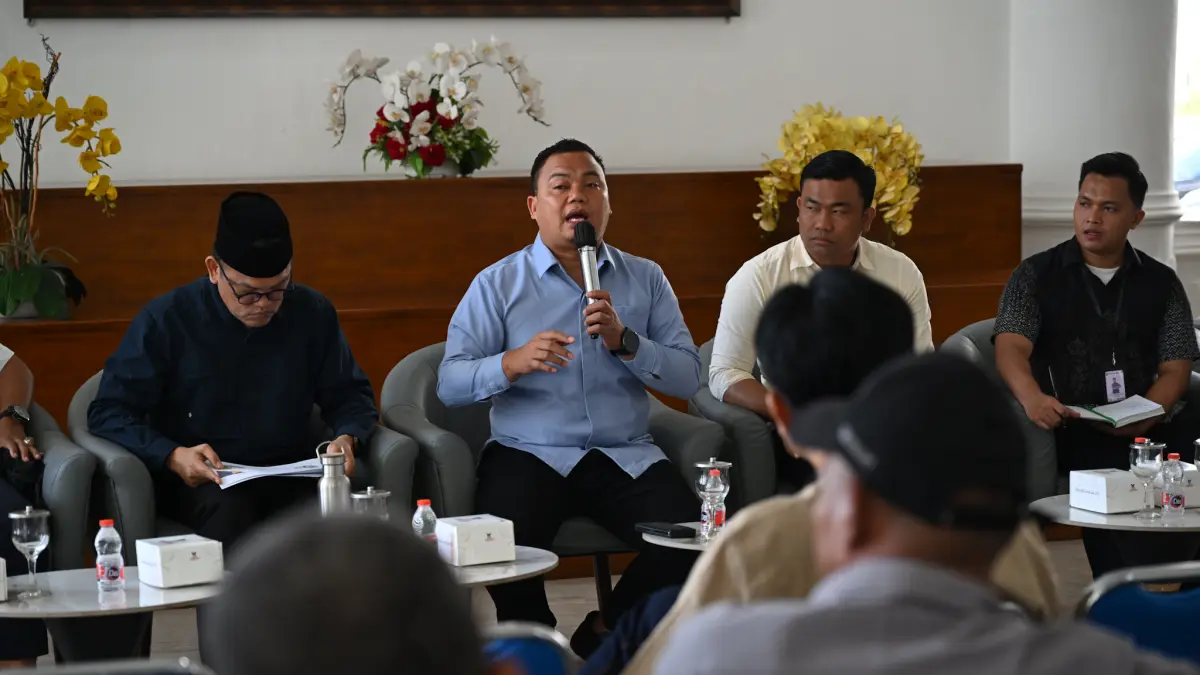 Direktur Utama PD AIJ Sumut Swangro Lumbanbatu memaparkan strategi perusahaan menargetkan setoran PAD melalui optimalisasi aset, percetakan, dan pengembangan videotron dalam temu pers di Kantor Gubernur Sumut, Medan, Selasa (4/8/2026). (Foto: Diskominfo Sumut/Munawar Harahap)