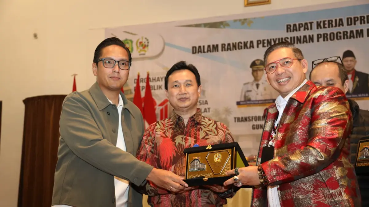 Wali Kota Medan Rico Tri Putra Bayu Waas membuka Rapat Kerja DPRD Medan di The Hill Hotel Resort Sibolangit. Rico menegaskan sinergi Pemko dan DPRD menjadi kunci mempercepat pertumbuhan ekonomi, investasi, serta penyelesaian persoalan kemiskinan, pendidikan, dan kesehatan di Kota Medan.