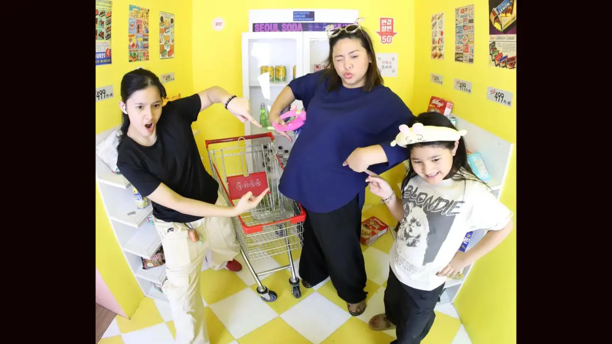 Audy Item membagikan foto maternity bersama kedua putrinya menjelang kelahiran anak ketiga. Penyanyi berusia 43 tahun itu juga berbagi cerita tentang perjuangannya menjalani kehamilan di usia yang tidak lagi muda.