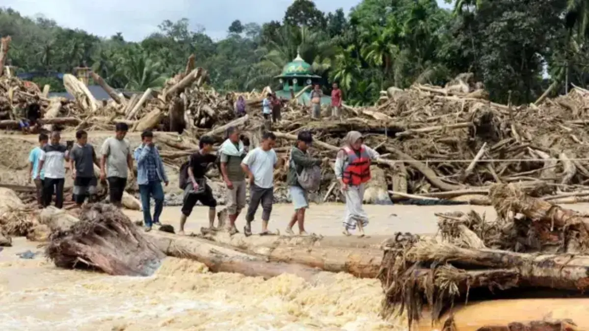 Banjir kembali merendam sejumlah wilayah di Kabupaten Tapanuli Tengah. Sedikitnya 150 warga mengungsi setelah luapan sungai menggenangi permukiman dan jalan nasional. 