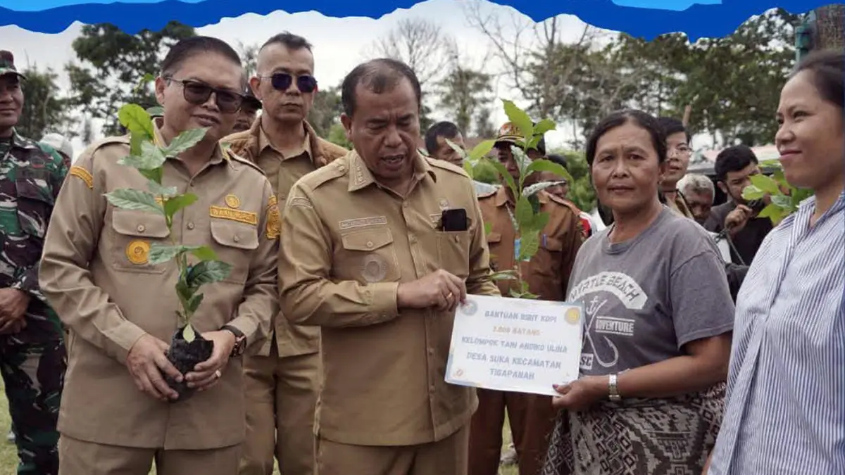 Bupati Karo Brigjen Pol (Purn) Dr. dr. Antonius Ginting menyerahkan secara simbolis bantuan 1,2 juta benih kopi Arabika kepada perwakilan kelompok tani di Desa Suka, Kecamatan Tigapanah.