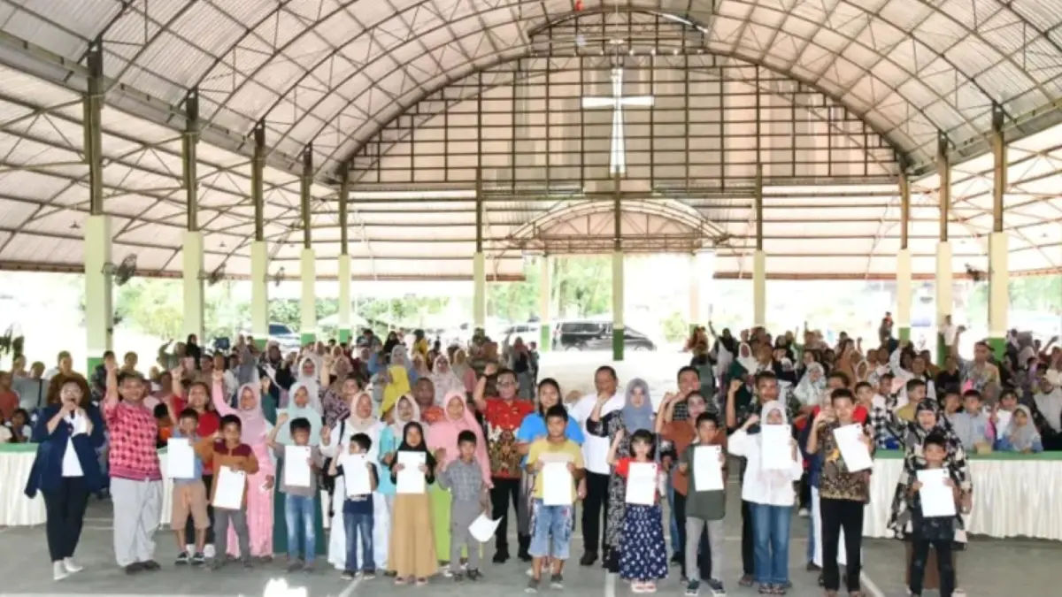 Bupati Tapanuli Tengah Masinton Pasaribu bersama Anggota DPR RI Rapidin Simbolon menyerahkan bantuan Program Indonesia Pintar (PIP) kepada 148 siswa di Katolik Center Pandan. 