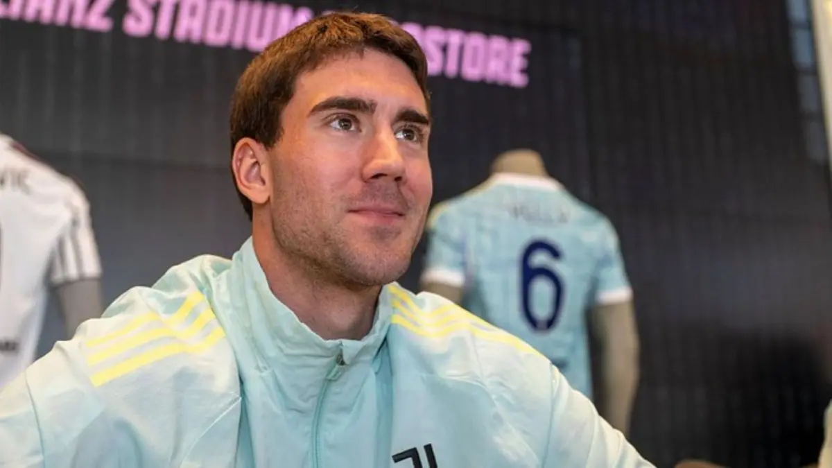 Dusan Vlahovic masih berstatus bebas transfer setelah meninggalkan Juventus. Striker asal Serbia itu memilih menunda tawaran Besiktas karena berharap direkrut Barcelona pada bursa transfer musim panas ini.