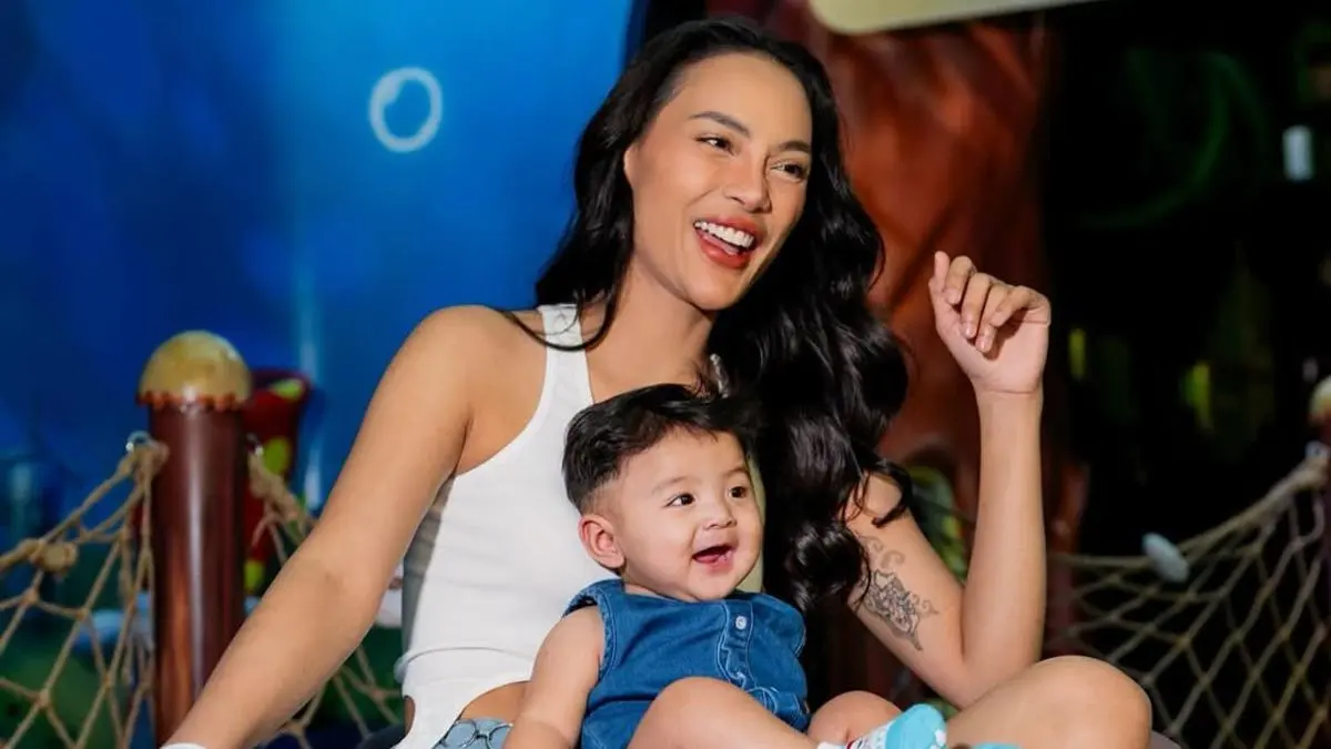 Erika Carlina merayakan ulang tahun pertama putranya, Andrew Raxy Neil, di sebuah panti asuhan di Cibubur, Jakarta Timur. Aktris itu memilih berbagi kebahagiaan bersama anak-anak panti daripada menggelar pesta mewah.
