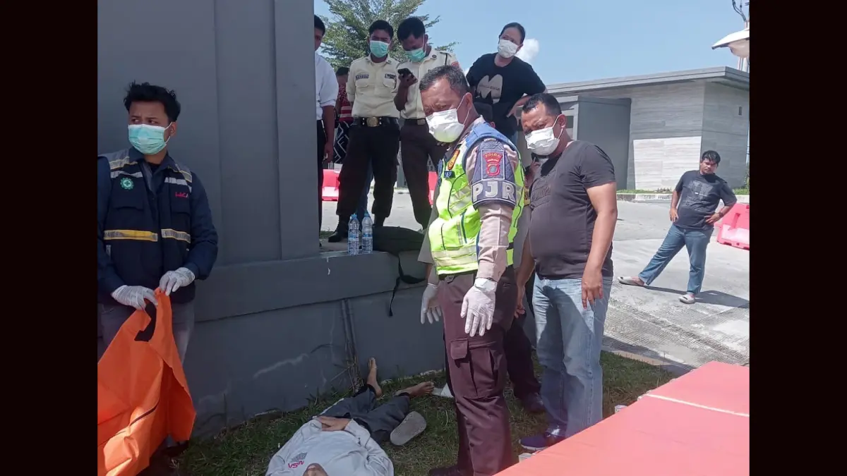 Jenazah Aditya Angga Cassano Sihombing (21) dievakuasi setelah meninggal dunia saat hendak berpindah bus di pintu keluar Tol Sinaksak, Kabupaten Simalungun, Minggu (2/8/2026). 