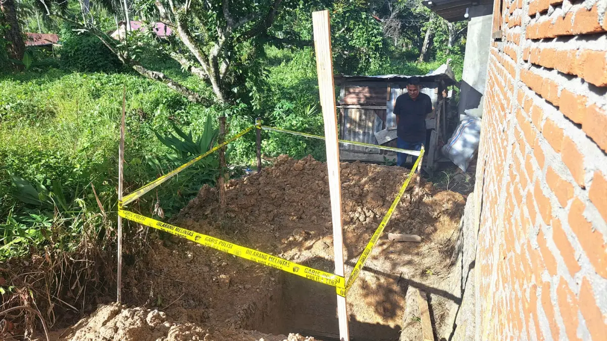 Kepala Desa di Kecamatan Angkola Muara Tais, Kabupaten Tapsel menunjukkan lokasi penemuan jasad anak diduga korban kekerasan, Selasa (4/8/2026). (Samman/MetroDaily)