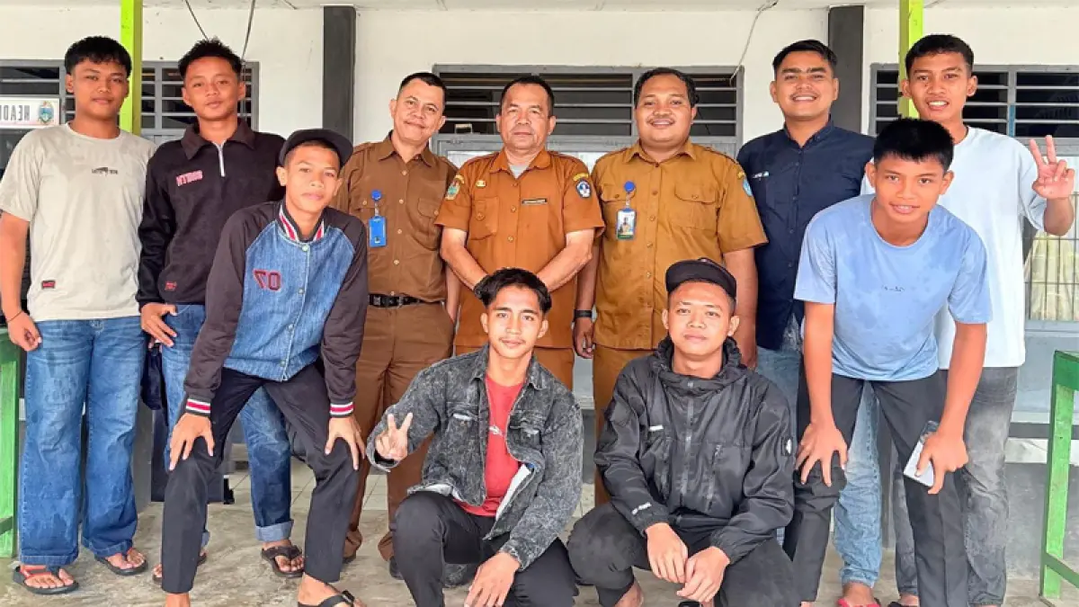 Kepala SMA Negeri 1 Sinunukan, Ihsan Nasution, memberangkatkan tim bola voli sekolah untuk mengikuti Turnamen Bola Voli Piala Dispora Kabupaten Mandailing Natal.