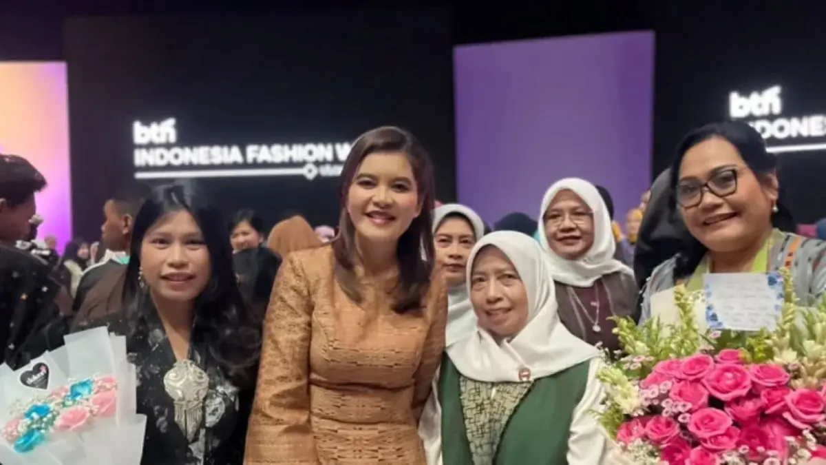 Ketua Dekranasda Tapanuli Utara Ny. Neny Angelina JTP Hutabarat bersama Ketua Dekranasda Sumatera Utara Kahiyang Ayu menghadiri pagelaran Legacy of North Sumatra pada Indonesia Fashion Week 2026 di Jakarta International Convention Center.