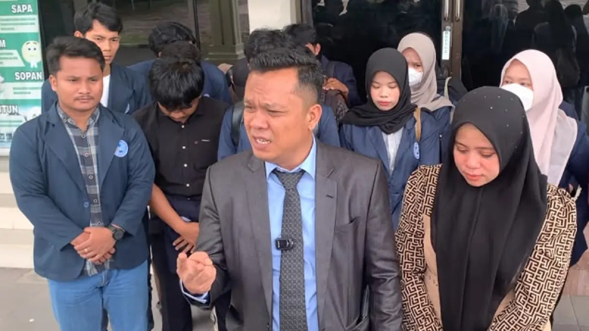 Kuasa hukum Bripka Yasil Mukhtadi Lubis memberikan keterangan usai putusan siding prapid di PN Rantauprapat.