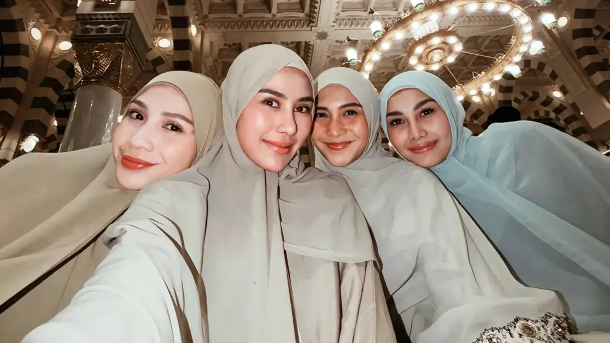 Nagita Slavina menjalani ibadah umrah bersama adiknya, Caca Tengker, serta dua adik iparnya, Nisya Ahmad dan Syahnaz Sadiqah. Potret kebersamaan mereka di Masjid Nabawi mendapat banyak pujian dari warganet.