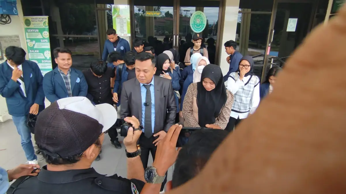 Kuasa hukum Bripka Yasil Mukhtadi Lubis, Halomoan Panjaitan, memberikan keterangan kepada wartawan usai sidang praperadilan di PN Rantauprapat, Selasa (482026). Hakim mengabulkan permohonan praperadilan dan menyatakan penetapan tersangka serta penahanan kliennya tidak sah.