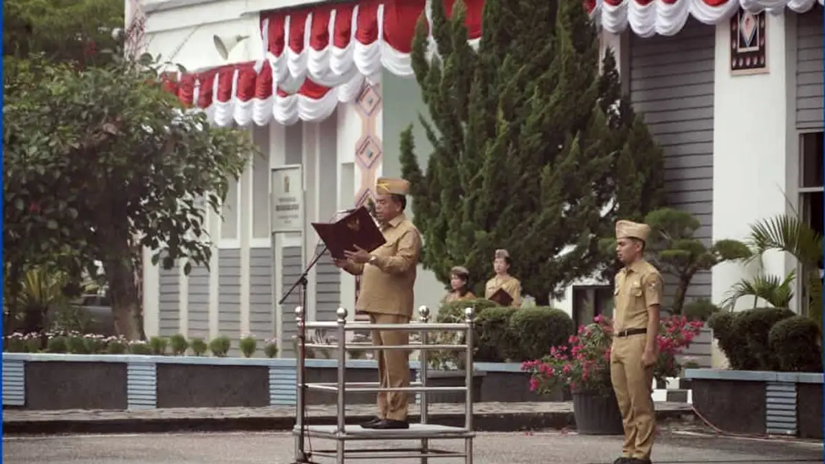 Bupati Karo Brigjen Pol. (Purn.) Dr. dr. Antonius Ginting, Sp.OG., M.Kes. memimpin Apel Gabungan ASN di Kabanjahe. Dalam arahannya, Bupati mengapresiasi sukses Festival Bunga dan Buah 2026 dan menargetkan FBB 2027 menjadi event pariwisata bertaraf internasional.