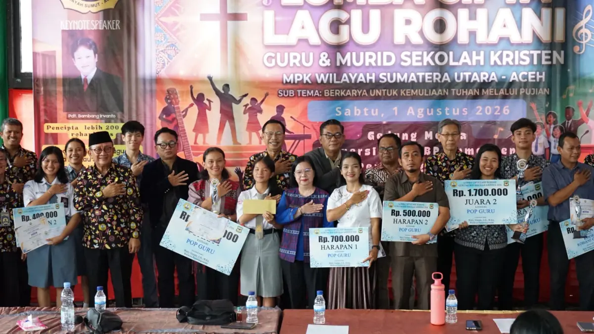 Para pemenang Lomba Cipta Lagu Rohani Guru dan Siswa Kristen yang diselenggarakan MPK Wilayah I Sumatera Utara-Aceh berfoto bersama usai menerima penghargaan di Universitas HKBP Nommensen Pematangsiantar, Sabtu (1/8/2026).