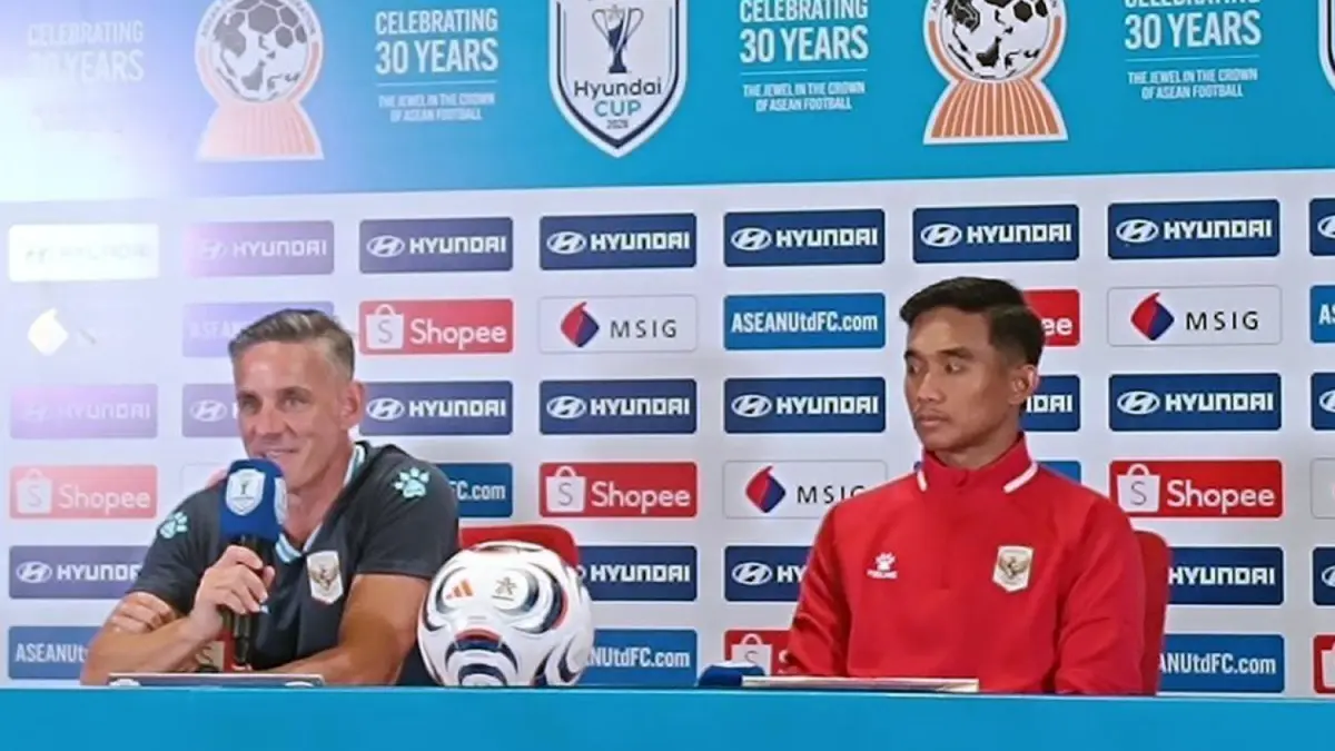 Pelatih Timnas Indonesia John Herdman memberikan arahan kepada pemain jelang laga melawan Vietnam pada Grup Piala AFF 2026 di Stadion Pakansari. 