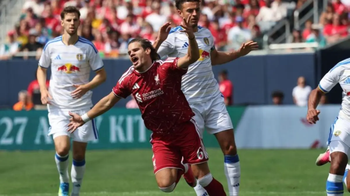 Pemain Liverpool dan Leeds United berebut bola dalam laga pramusim di Soldier Field, Chicago. 