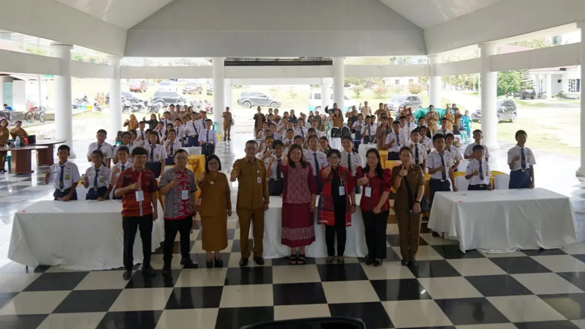 Peserta Lomba Cerdas Cermat tingkat SMP mengikuti kompetisi yang digelar Pemkab Toba dalam rangka Hari Anak Nasional ke-42 Tahun 2026 di Pendopo Rumah Dinas Bupati Toba. 