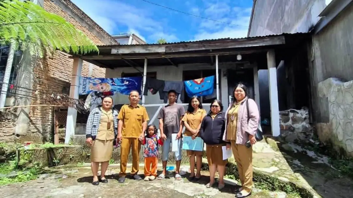 Petugas DP3AP2KB Kabupaten Karo bersama Polsek Berastagi mendampingi proses serah terima seorang anak yang sempat terlantar kepada ayah kandungnya di Kantor UPTD PPA Kabupaten Karo.