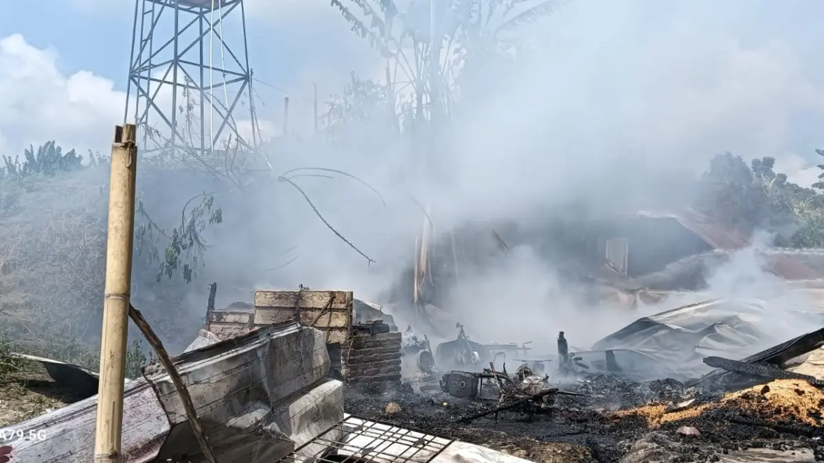 Petugas pemadam kebakaran memadamkan api yang melalap sebuah rumah di Jalan Bahtorop Ujung, Kelurahan Setia Negara, Kecamatan Siantar Sitalasari, Minggu (2/8/2026). 