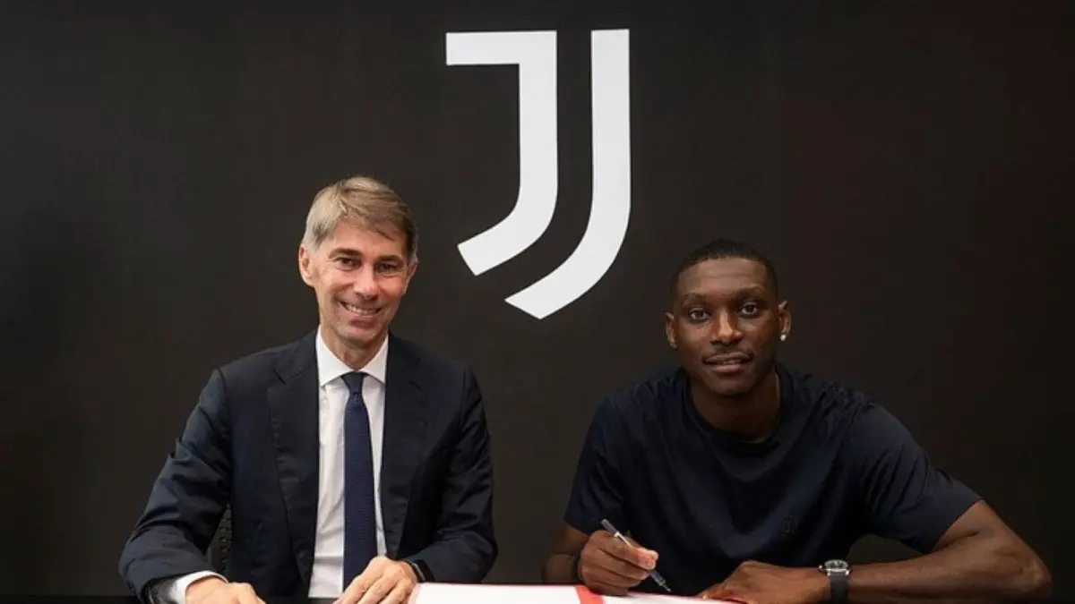 Randal Kolo Muani resmi bergabung dengan Juventus secara permanen dari Paris Saint-Germain. 