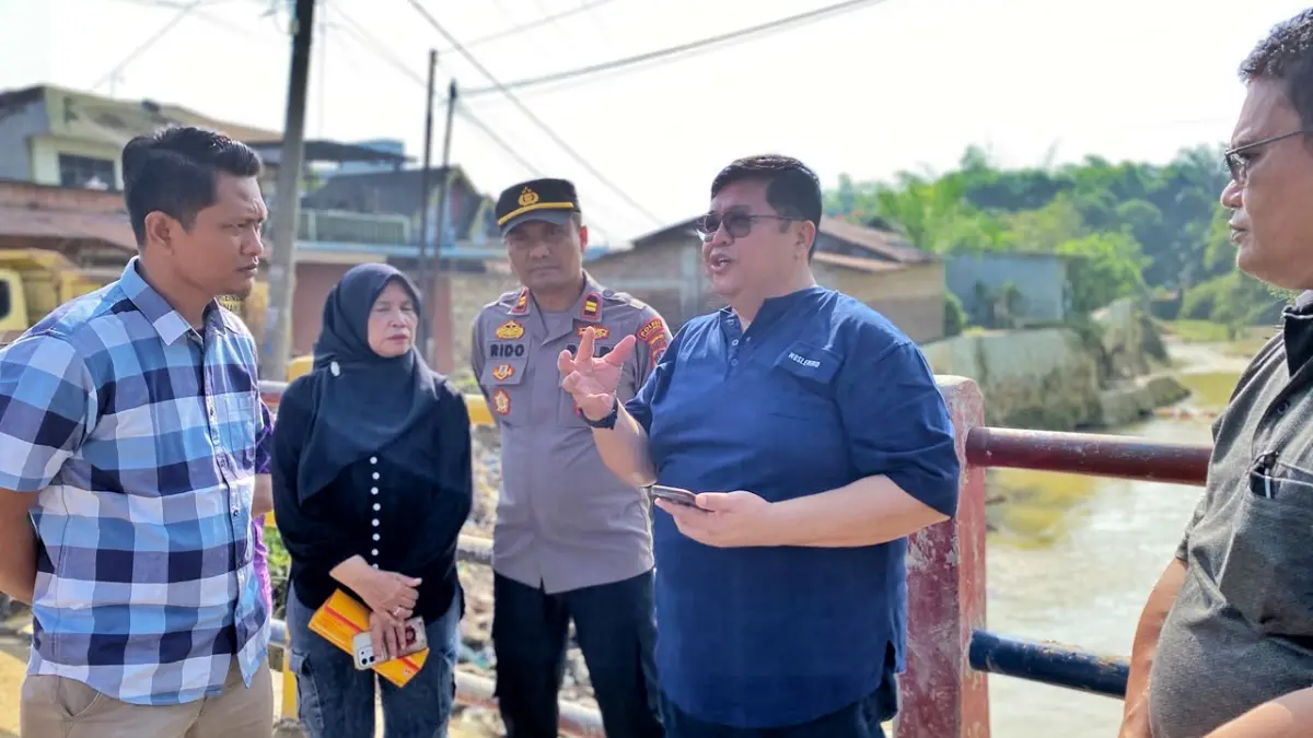 Sekda Simalungun Mixnon Andreas Simamora meninjau lokasi pascabanjir di Serbalawan sekaligus memastikan percepatan normalisasi Sungai Sikkam sebagai solusi jangka panjang pencegahan banjir. 