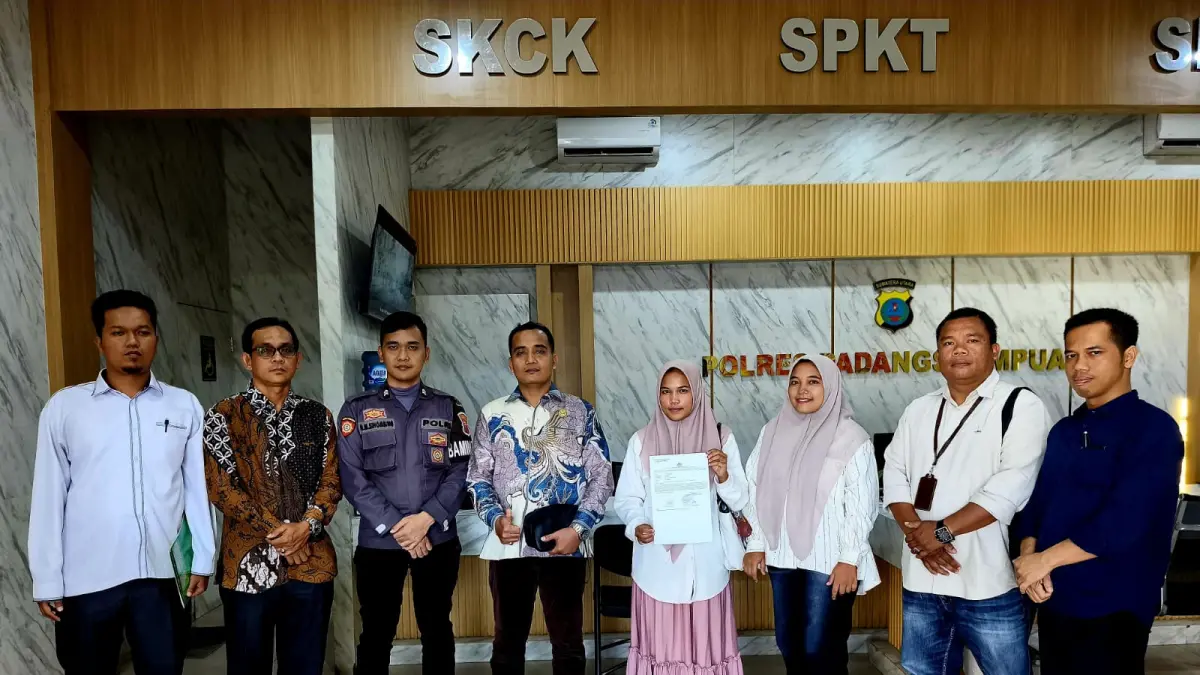 Tim LKBH FASIH UIN Syahada Padangsidimpuan bersama klien saat berada di ruang SPKT Polres Padangsidimpuan beberapa waktu lalu. (Ist)
