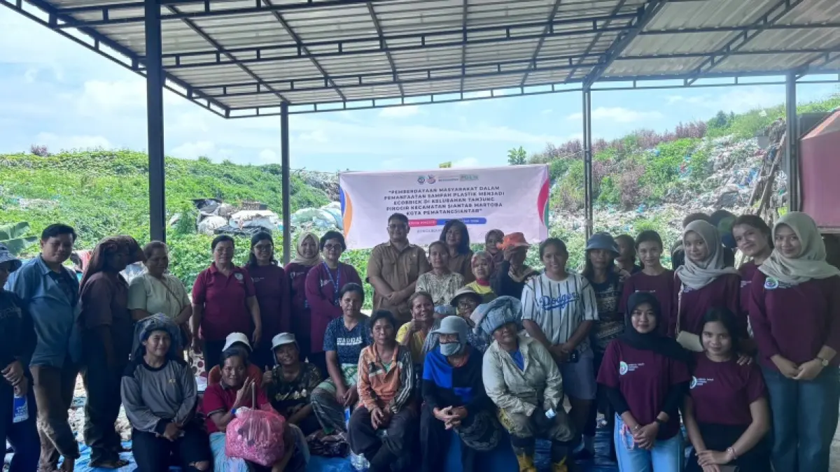  Tim pengabdian masyarakar Universitas Efarina saat mengedukasi warga di TPA Tanjung Pinggir, Kota Pematangsiantar.
 
