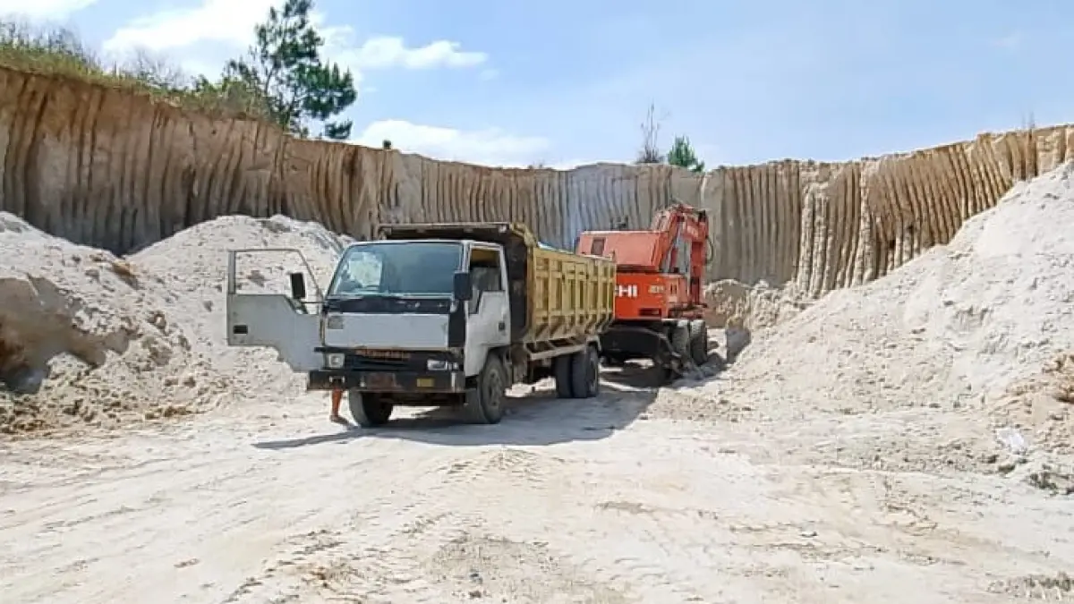 Truk mengangkut material batuan yang disebut berasal dari lokasi tambang Galian C yang diduga belum mengantongi izin di Kecamatan Laguboti, Kabupaten Toba.