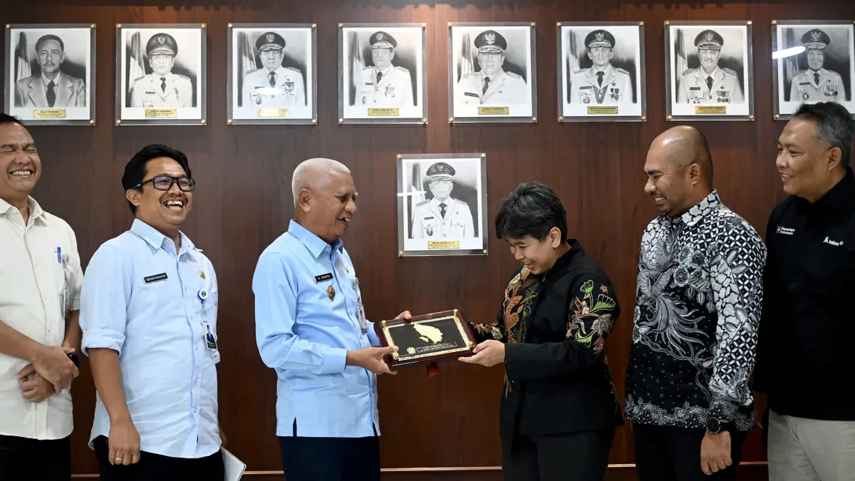 Wakil Gubernur Sumut Surya menerima audiensi Direktur Utama PT Inalum Melati Sarnita di Kantor Gubernur Sumut, membahas penguatan CSR pendidikan dan pelestarian kawasan Danau Toba, Selasa (4/8/2026). (Foto: Diskominfo Sumut/Fahmi Aulia)