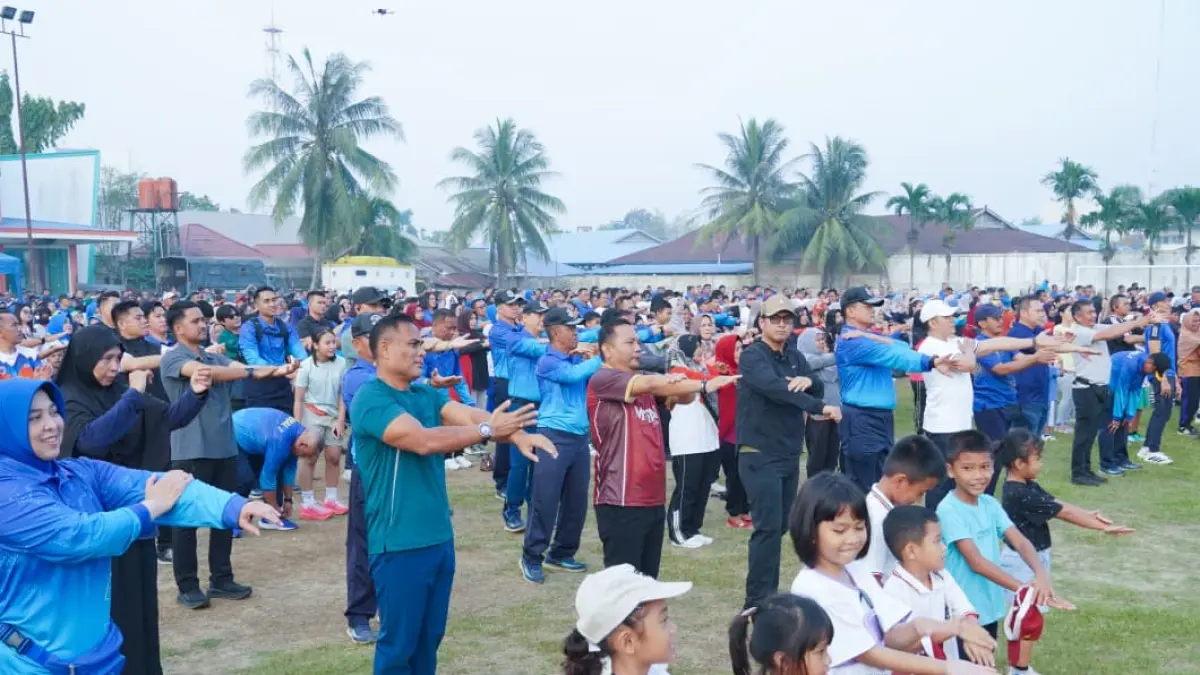 Wali Kota Medan Rico Tri Putra Bayu Waas bersama Dankodaeral I Belawan Laksamana Muda TNI Deny Septiana menyapa ribuan warga saat Car Free Day (CFD) perdana di Jalan Sumatera, Medan Belawan, Minggu (2/8/2026).