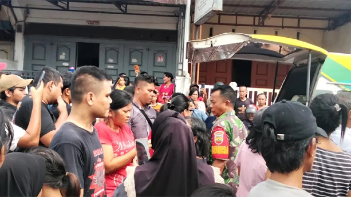 Evakuasi korban diduga bunuh diri jalan Kapten Jubir LK III Aek Kanopan Kecamatan Kualuh Hulu &nbsp;Kabupaten Labuhanbatu Utara.