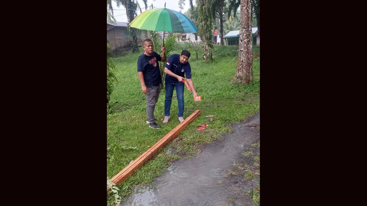 Petugas kepolisian melakukan olah TKP di lokasi bocah berusia empat tahun meninggal dunia setelah tertimpa empat batang kayu broti yang jatuh dari sebuah mobil pikap di Dusun Panombean, Nagori Bah Sampuran, Kecamatan Jorlang Hataran, Kabupaten Simalungun. 