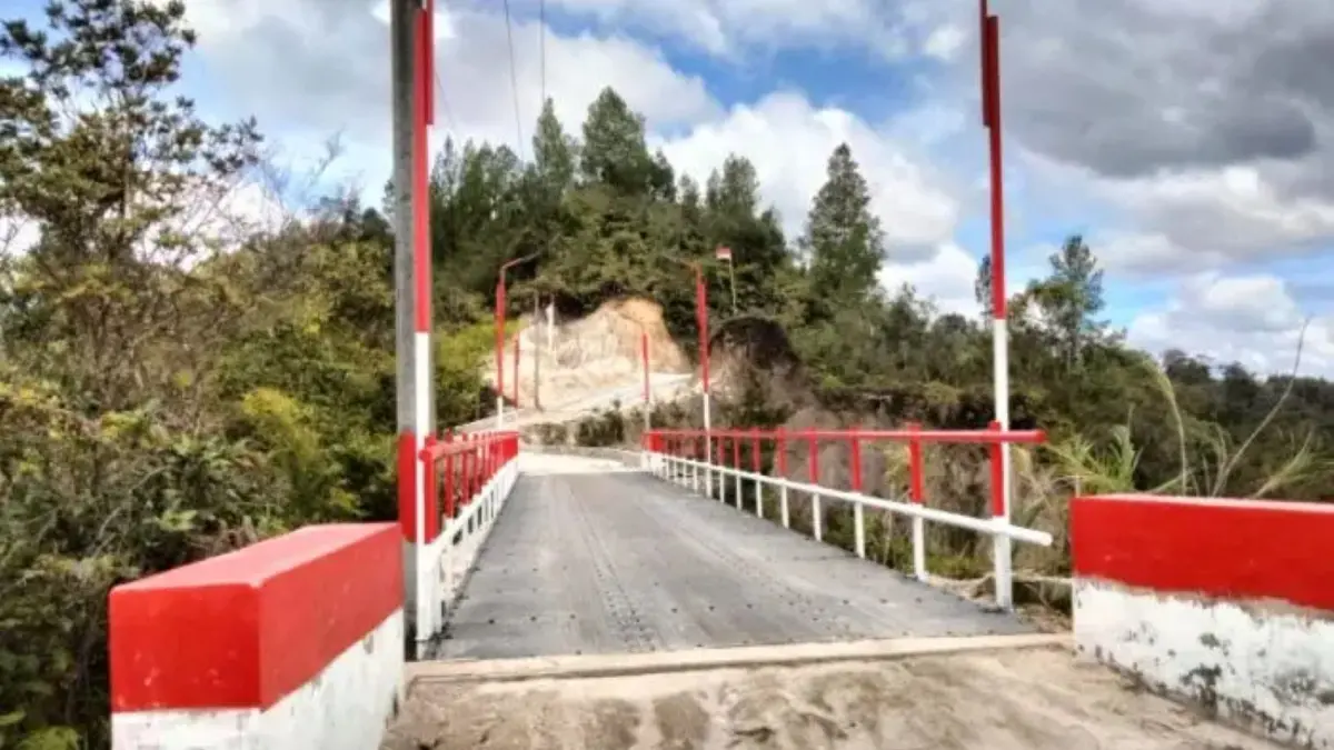 Jembatan di Desa Hutabulu, Kecamatan Siborongborong, Kabupaten Tapanuli Utara, telah selesai dibangun sebagai pengganti akses yang putus akibat longsor.