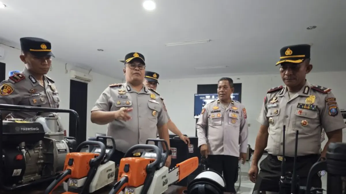 Kapolres Sibolga AKBP Eddy Inganta memeriksa kesiapan sarana dan prasarana penanggulangan kebakaran hutan dan lahan (karhutla), termasuk drone, APAR, pompa air, dan alat penyemprot elektrik di Aula Polres Sibolga, Senin (3/8/2026). 