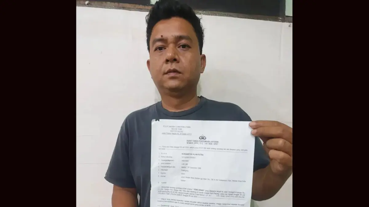 Robiansyah Alam Putra menunjukkan surat tanda penerimaan laporan (STPL) di Polsek Balige usai melaporkan aksi pencurian yang menggasak empat telepon genggam, tiga tabung gas elpiji, dan uang tunai dari rumahnya di Jalan Sisingamangaraja, Balige. 