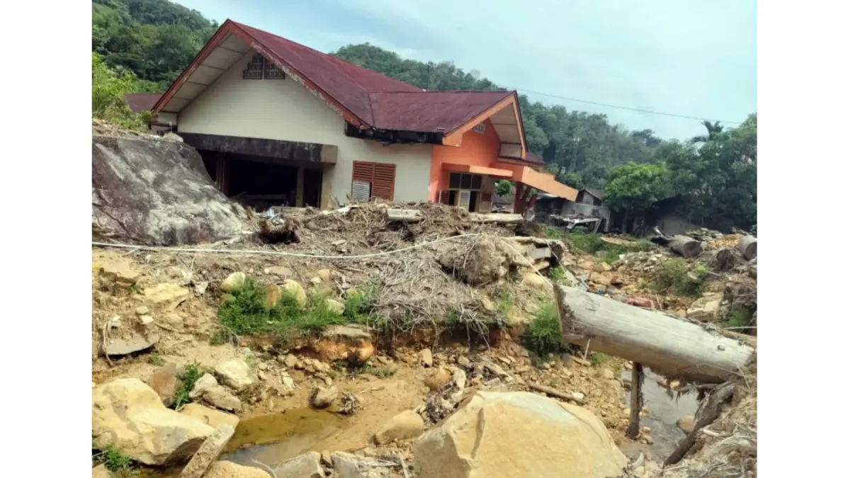Salah satu rumah warga di kawasan Aek Parira, Kelurahan Angin Nauli, Kecamatan Sibolga Utara, yang masih mengalami kerusakan delapan bulan setelah banjir bandang. 