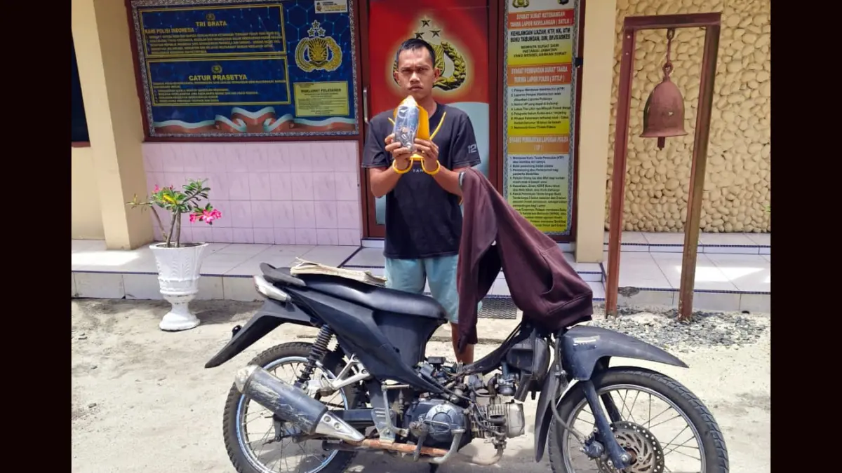 Samuel Darwis Sihombing diamankan polisi setelah ditangkap di Kabupaten Rokan Hilir, Riau, terkait dugaan penggelapan uang perusahaan PT Indorasaprima Sukses Gemilang senilai Rp46,24 juta. 