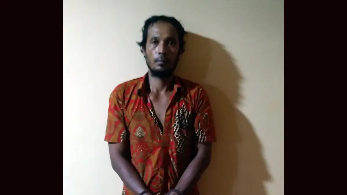 Ulung Embang alias Embang diamankan personel Polsek Bandar Huluan setelah ditangkap terkait dugaan pencurian puluhan botol oli senilai hampir Rp30 juta dari sebuah gudang di Kabupaten Simalungun. 